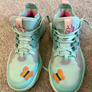 Boys basketball shoe: size 4-James Hardden-V5